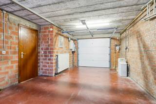 Bent u op zoek naar een instapklare woning op een rustige en gegeerde locatie in Kessel-Lo? Dan is deze verzorgde bel-etagewoning zeker een bezoek waard!<br /><br />De woning beschikt over drie volwaardige slaapkamers en biedt een praktische indeling met veel lichtinval. Er is een praktisch ingerichte keuken voorzien van een combi-oven en koelkast. Ook de badkamer werd vernieuwd en is uitgerust met een stijlvolle inloopdouche.<br /><br />Dankzij de dubbele beglazing, de recent vervangen gasketel en de aanwezigheid van een waterverzachter geniet u van extra wooncomfort en een energiezuinige woning met EPC-label B. Bovendien zijn er spanplafonds aanwezig, wat zorgt voor een verzorgde en eigentijdse afwerking.<br /><br />Op de bovenste verdieping is er een mogelijkheid om extra kamers te creëren. <br /><br />Op het gelijkvloers bevindt zich een inpandige garage met extra bergruimte. Daarnaast is er ook een parkeerplaats voor de deur, zodat u steeds vlot kunt parkeren.<br /><br />Achteraan vindt u een mooie, aangename tuin, de ideale plek om te ontspannen, te genieten van zonnige dagen of gezellig samen te zijn met familie en vrienden.<br /><br />Uitstekende ligging nabij het Provinciaal domein, op fietsafstand van het centrum en op wandelafstand van het station van Leuven en vlakbij de autosnelweg. <br /><br />Troeven van deze woning:<br /><br />*EPC-label B<br />* Bel-etagewoning op een aantrekkelijke ligging in Kessel-Lo<br />* 3 ruime slaapkamers<br />* Vernieuwde keuken<br />* Vernieuwde badkamer met douche<br />* Dubbele beglazing<br />* Recent vernieuwde gasketel<br />* Waterverzachter aanwezig<br />* Spanplafonds<br />* Inpandige garage<br />* Privéparkeerplaats voor de deur<br />* Mooie tuin<br /><br />Deze woning combineert ruimte, comfort en een uitstekende ligging nabij winkels, scholen, openbaar vervoer en belangrijke invalswegen. Een ideale gezinswoning die u zonder grote werken kunt betrekken.<br /><br />Interesse? Neem vandaag nog contact op voor een bezichtiging en ontdek zelf de troeven van deze prachtige woning!