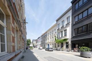 <p>Karakter van toen, comfort van nu. In een rustige straat midden in Sint-Andries ontdek je dit uitzonderlijk ruime duplexappartement van ca. 179 m², in 2026 volledig gerenoveerd met respect voor zijn oorspronkelijke architectuur.<br />Gelegen met de Kloosterstraat om de hoek, het KMSKA en ’t Zuid op wandelafstand en tegelijk de historische binnenstad vlakbij. Koffiebars, restaurants, galeries, winkels en dagelijkse voorzieningen liggen direct in de buurt.</p><p>Hoge plafonds, sierlijke glas-in-looddetails en een monumentale natuurstenen schouw geven de leefruimtes hun authentieke uitstraling. De lichte eiken vloer, strakke maatkeuken en eigentijdse badkamers zorgen voor de moderne tegenhanger. Geen standaard renovatie, maar een woning waar oud en nieuw bijzonder mooi samenvallen.</p><p>• Totaalrenovatie 2026<br />• 4 slaapkamers & 2 badkamers<br />• Authentieke glas-in-looddetails & natuurstenen schouw<br />• Private en aangelegde stadstuin<br />• EPC-label B<br />• Mogelijkheid tot aankoop garagebox aan € 35.000</p><p>De woning beslaat het gelijkvloers en de eerste verdieping van een kleinschalig gebouw met slechts drie units. Vooraan bevindt zich de royale woonkamer, gevolgd door een tweede leefruimte en de eetkamer. Achteraan vormt de keuken samen met de eetplaats het dagelijkse hart van de woning. Grote glaspartijen trekken hier het daglicht naar binnen en geven rechtstreeks toegang tot de aangelegde stadstuin: een verrassend rustige en groene plek midden in de stad.<br />Op de verdieping bevinden zich vier volwaardige slaapkamers en twee badkamers. De master beschikt over een ruime ensuite badkamer met ligbad, inloopdouche en dubbele wastafel. Een tweede douchekamer biedt extra comfort voor gezin of gasten. Ook praktisch zit het goed, met een aparte berging voor wasmachine en droogkast en een privatieve kelderberging.</p><p>Een stadstuin, bijna 180 m² woonruimte én het karakter van een herenhuis: die combinatie vind je niet elke dag in hartje Antwerpen.</p><p>Kom ze vooral zelf ervaren. Plan je bezoek via Sinjoor: 03 283 05 00 of stad@sinjoor.be.</p>