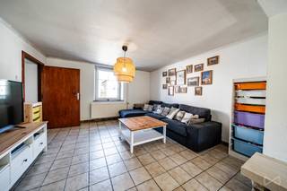 <p><span>WE Invest Sud Luxembourg biedt deze charmante halfopen woning aan, ideaal gelegen in Aubange, vlak bij de Luxemburgse en Franse grens en dicht bij alle voorzieningen. Deze woning biedt een praktische en aangename leefomgeving voor een gezin.</span></p>
<p><span>Bij het binnenkomen ontdekt u een ruime en lichtrijke inkomhal die leidt naar een gezellige leefruimte bestaande uit een lichte woonkamer en eetkamer. De aangrenzende, volledig vernieuwde keuken is functioneel ingericht en voorzien van een centraal kookeiland, ideaal voor gezellige momenten.</span></p>
<p><span>Op het gelijkvloers bevinden zich eveneens een gastentoilet, een wasruimte en een garage voor één wagen. Dankzij de mezzanine met hoge plafonds biedt deze garage extra mogelijkheden.</span></p>
<p><span>Vanuit de keuken geniet u van een open zicht op de volledig omheinde tuin met zuidgerichte oriëntatie en het aangename terras, perfect om van zonnige dagen te genieten.</span></p>
<p><span>Op de eerste verdieping geeft de nachthal toegang tot drie ruime slaapkamers en een douchekamer met douche, toilet en lavabo.</span></p>
<p><span>De zolderverdieping biedt bijkomende bergruimte, ideaal voor dagelijks gebruik.</span></p>
<p><span>Technische kenmerken: driedubbele beglazing, elektrische rolluiken aan de achterzijde, conforme elektriciteit tot 2045, centrale verwarming op mazout met VIESSMANN-ketel van 2014, KI: €889, EPC: E.</span></p>
<p><span>Voor meer informatie of een bezoek:</span><br /><span>📞 +32 (0)63 33 00 69</span><br /><span>📧 </span><span>sud.luxembourg@weinvest.be</span></p>