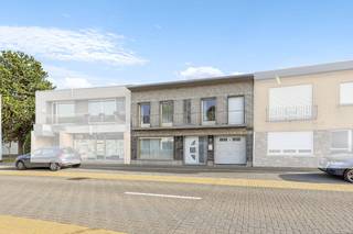 <p>Op een topligging in Denderleeuw bevindt zich deze <strong>robuuste en goed onderhouden woning</strong>. Winkels, scholen en openbaar vervoer bevinden zich op wandelafstand. De woning is onmiddellijk bewoonbaar en biedt, mits enkele energetische ingrepen en modernisering, alle <strong>mogelijkheden </strong>om er een tijdloze en charmante thuis van te maken. Het gelijkvloers omvat een inkomhal, een ruime en lichtrijke living met salon en eetplaats, een kwalitatieve keuken, een<strong> ruime garage </strong>met bergruimte, een wasplaats, bijkomende berging en een veranda. Op de verdieping bevinden zich een nachthal, <strong>vier slaapkamers</strong> en een badkamer. Buiten geniet men van een <strong>gezellig terras en een ruime, fraai aangelegde tuin</strong>. Extra troeven: Buitenschrijnwerk in aluminium met dubbele beglazing - Verwarming op accumulatie - Automatische garagepoort. Een ruime gezinswoning met een sterke basis, veel potentieel en een uitstekende ligging in Denderleeuw.</p>