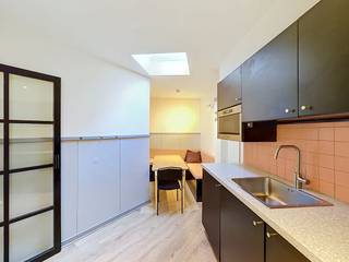 Cette maison exceptionnellement spacieuse située sur Rooigemlaan se distingue par son aménagement intelligent et flexible sur plusieurs étages.<br /><br />Le cœur de la maison se trouve au rez-de-chaussée : un coin salon confortable et une salle à manger spacieuse attenante pouvant accueillir une grande table à manger, combinés à la cuisine.<br /><br />Les chambres sont situées aux étages supérieurs. La maison dispose de trois chambres complètes qui utilisent une salle de bain centrale et chacune possède son propre lavabo. La quatrième chambre est un atout particulier : elle est aménagée comme une suite duplex indépendante répartie sur deux étages, avec sa propre salle de bain privée. Cela rend la maison idéale pour une famille nombreuse, un adolescent en quête d'intimité ou une combinaison avec une salle de loisirs.<br /><br />Une solution contemporaine a été retenue pour le confort climatique : chaque chambre dispose de son propre module de climatisation sur pompe à chaleur air-air. Cela vous permet de refroidir efficacement les pièces en été et de les chauffer rapidement en hiver.<br /><br />Enfin, l'emplacement sur Rooigemlaan est très pratique. Vous vivez à proximité de toutes les principales routes d'accès, alors que vous êtes à peine à 10 minutes à vélo du centre de Gand.<br /><br />Disposition de la maison :<br />Rez-de-chaussée : Hall d'entrée - salon - coin repas - cuisine - toilettes.<br />Premier et deuxième étages : Hall de nuit - chambre 1 - chambre 2 - chambre 3 - salle de bain 1 - suite en duplex (chambre 4 sur deux niveaux) avec salle de bain 2.<br /><br />Date de disponibilité : Disponible immédiatement.