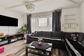 Centraal gelegen woning met 2 slaapkamers, vlakbij de E40, winkels en supermarkten.De woning omvat op het gelijkvloers een inkomhal en een garage. Op de eerste verdieping bevinden zich de woonkamer, de keuken en een badkamer met toilet. Op de tweede verdieping zijn er twee slaapkamers en een praktische berging.Een ideale woning voor wie comfortabel en vlot bereikbaar wil wonen.Er is geen tuin of koer.