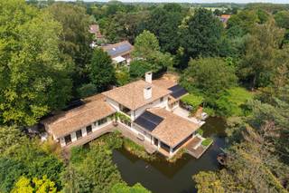 Voor verdere info of een vrijblijvende waardebepaling van uw eigendom: jordi.broes@homixx.be of 016 199 340.<br /><br />Homixx Vastgoed stelt u met trots deze unieke, recent (2015) gerenoveerde villa op 32a95 ca voor met 331 m² bewoonbare oppervlakte, in de 2de bouwlijn, gelegen in een gegeerde en rustige woonwijk in Haacht.<br /><br />Tussen de bomen geniet u hier van absolute privacy en een oase van rust, terwijl de woning perfect is uitgerust om u volledig te ontzorgen. <br />De absolute blikvanger in de tuin is de adembenemende (zwem)vijver van maar liefst circa 450 vierkante meter, die naadloos opgaat in de prachtige groene omgeving.<br /><br />Bij het betreden van de woning via de inkomhal, uitgerust met dressing en praktische ingebouwde kasten, ervaart u meteen het doordachte comfort van dit pand. <br /><br />De gelijkvloerse verdieping biedt een grote, volledig ingerichte open keuken met een handige bijkeuken en wasplaats, een sfeervolle eetkamer met open haard en een gezellige zitkamer. <br /><br />Daarnaast heeft de woning vier volwaardige slaapkamers, waarvan de master bedroom is voorzien van een riante walk-in dressing met maatkasten. <br /><br />De stijlvolle badkamer is hoogwaardig afgewerkt en uitgerust met zowel een comfortabel ligbad als een moderne inloopdouche. <br />In totaal beschikt de woning over twee toiletten.<br /><br />De eerste verdieping herbergt een indrukwekkende, grote polyvalente ruimte. <br />Deze flexibele kamer kan volledig naar uw eigen behoeften worden ingericht en kan perfect dienen als een vijfde slaapkamer met dressing, een inspirerend thuiskantoor of een volwaardige tweede leefruimte. <br /><br />Extra opslagruimte is er in overvloed dankzij de aanwezigheid van een kelder en een ruime bergzolder.<br /><br />De tuin van deze villa is nagenoeg even fenomenaal als het interieur. <br />U kunt in alle rust genieten op het overdekte terras aan de vijver, of aan de slag gaan in de moestuin. <br />Een praktisch tuinhuis en de prachtige bomen maken het idyllische buitenplaatje compleet. <br /><br />Aan de voorzijde van de woning is er een dubbele carport voorzien met twee staanplaatsen, aangevuld met nog eens meerdere buitenparkings.<br /><br />Ook op technisch vlak is deze woning klaar voor de toekomst, vanwege de lage EPC-score B en de conforme elektriciteit. <br />Tijdens de hoogwaardige verbouwing werd de villa uitgerust met performante beglazing, een grondige isolatie van het gehele gebouw en de daken, 19 zonnepanelen, laadpaal en een slimme thuisbatterij (2x5 kWh). <br /><br />Kortom, een unieke opportuniteit voor wie op zoek is naar luxe, rust en duurzaam wooncomfort.