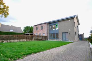 Deze gerenoveerde woning bestaat op het gelijkvloers uit een inkomhal, toilet, ruime leefruimte, veranda en geïnstalleerde keuken. Op de...