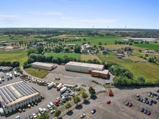Industriële site te koop via SHARE DEAL in de haven van Gent. De site van 9.637 m² beschik over 2 industriële hallen van samen 2.495 m² met...