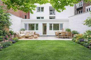 <p><span>Vlakbij de </span><span>Markgravewijk </span><span>vinden we in de Lange Lozanastraat te Antwerpen dit </span><span>gerenoveerde gelijkvloers appartement</span><span> te koop. </span><span>Naar bereikbaarheid kan je niet centraler wonen! Het </span><span>centrum van Antwerpen </span><span>bevindt zich op slechts enkele minuten met de fiets of te voet. In no time bereik je </span><span>allerlei winkels</span><span>, horecagelegenheden, openbaar vervoer en scholen.</span><span> </span></p><p><span> </span></p><p><span>Dit </span><span>gerenoveerde appartement</span><span> is gelegen op de gelijkvloerse verdieping en heeft een bruikbare oppervlakte van zo'n </span><span>139m²</span><span>, heeft </span><span>2-3 slaapkamers</span><span>, </span><span>2 badkamers</span><span>, een </span><span>patio</span><span>, een </span><span>gezellige stadstuin </span><span>en een </span><span>kelder</span><span>. Het appartement en het volledige gebouw werden zonet volledig gerenoveerd. </span></p><p><span> </span></p><p><span>* sommige foto's zijn gestaged door AI</span></p><p><span> </span></p><p><span>Indeling</span></p><p><span>- inkomhal</span></p><p><span>- woonkamer en eetkamer</span></p><p><span>- open geïnstalleerde keuken</span></p><p><span>- berging met aansluitingen wasmachine/droogkast</span></p><p><span>- apart toilet</span></p><p><span>- extra kamer; ideaal als bureau of slaapkamer (7,5m²)</span></p><p><span>- patio / terras (8m²)</span></p><p><span>- slaapkamer 1 (18m²)</span></p><p><span>- slaapkamer 2 (14m²)</span></p><p><span>- badkamer 1 met inloopdouche, dubbele lavabo's en toilet</span></p><p><span>- badkamer 2 met ligbad en lavabo</span></p><p><span>- gezellige tuin (57m²) met terras; wordt momenteel nog afgewerkt</span></p><p><span>- kelderberging</span></p><p><span> </span></p><p><span>Algemeen</span></p><p><span>- lift aanwezig</span></p><p><span>- totaalrenovatie (2024)</span></p><p><span>- vernieuwd en geïsoleerd dak</span></p><p><span>- individuele nutsvoorzieningen</span></p><p><span>- fietsenberging</span></p><p><span> </span></p><p><span>Troeven</span></p><p><span>- centrale locatie</span></p><p><span>- volledig gerenoveerd</span></p><p><span>- ruim terras en tuin</span></p><p><span> </span></p><p><span>Ben jij geïnteresseerd in dit gelijkvloers appartement te koop in Antwerpen, ben je op zoek naar ander vastgoed, een investering of wens je de waarde van jouw eigendom te kennen? Dan ben je bij BOLT immo aan het juiste adres! Wij helpen jou graag verder.</span><span> </span></p>