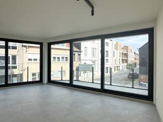 Ontdek dit moderne appartement op de eerste verdieping, waar comfort, licht en energiezuinig wonen perfect samenkomen.<br /><br />Indeling: inkom, 2 comfortabele slaapkamers, apart toilet, badkamer met inloopdouche, lavabomeubel en handdoekradiator, berging en ruime woonkamer met open keuken.<br /><br />Buiten: privatief terras.<br /><br />Parkeren & berging: ondergrondse autostaanplaats en privatieve berging met elektriciteit inbegrepen in de huurprijs.<br /><br />Afwerking: volledig geschilderd opgeleverd, voorzien van armaturen, gordijnrails en lichte deuren.<br /><br />Duurzaam & energiezuinig: verwarming via geothermie en zonnepanelen per appartement, E-peil = 20.<br /><br />Algemene onkosten: 90 euro / maand<br /><br />Benieuwd naar dit project? Neem contact met ons op voor meer informatie of een rondleiding:<br />?? 03/775.44.10<br />?? info@immo-jet.be