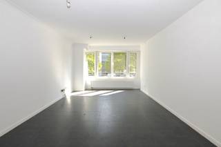 Dit instapklare appartement bevindt zich op wandelafstand van zowel het station als het stadscentrum. <br /><br />Indeling:
<ul>
<li>Inkomhal</li>
<li>Lichtrijke woonruimte met een mooi, open uitzicht</li>
<li>Recent vernieuwde keuken</li>
<li>Twee slaapkamers</li>
<li>Badkamer deels gerenoveerd</li>
<li>Praktische kelderberging</li>
<li>Gemeenschappelijke fietsenstalling</li>
<li>81m2</li>
<li>EPC B</li>
</ul>
<br />Extra info:<br />Maandelijkse kosten algemene delen: €75 (forfaitair)<br /><br />Het appartement is vrij.<br /><br />Interesse of wens je een bezoek in te plannen? Neem gerust contact met ons op via michael@immovos.be