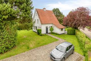 Bent u op zoek naar een instapklare, charmante villa op een rustige en toch uiterst gunstige ligging? Dan is deze prachtige open bebouwing aan Nieuwenbos 63 te Dilbeek beslist een bezoek waard. Gelegen in een aangename woonwijk, op een boogscheut van belangrijke invalswegen, de Brusselse Ring en tal van winkels, combineert deze woning een uitstekende bereikbaarheid met een rustige woonomgeving.
Deze karaktervolle viergevelwoning werd kwalitatief gerenoveerd met respect voor haar authentieke charme en biedt een warme, hedendaagse woonbeleving. Via de inkomhal met gastentoilet komt u terecht in de lichtrijke, open leefruimte die naadloos aansluit op de volledig uitgeruste keuken. Daarnaast beschikt de woning over een praktische bergkelder.
Op de verdieping bevinden zich drie volwaardige slaapkamers en een stijlvolle, prachtig afgewerkte badkamer. De bergzolder biedt bijkomende opbergruimte en vormt bovendien een interessante basis voor wie de woning in de toekomst verder wenst uit te breiden.
Buiten geniet u van een mooie, verzorgde tuin waar het heerlijk vertoeven is in alle rust en privacy. Dankzij het aanwezige uitbreidingspotentieel is deze woning ideaal voor wie op zoek is naar een charmante gezinswoning die ook op lange termijn nog tal van mogelijkheden biedt tot bijbouw.
Een unieke opportuniteit op een toplocatie in Dilbeek. De woning is beschikbaar mits inachtneming van de lopende huurovereenkomst.
Meer info of een bezoek: Michael@immoaccenta.be