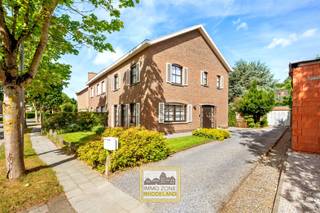 <p><span><span>Alweer VERKOCHT op 1e BEZOEKDAG. Contacteer RANDY REMUE 0479/ 99. 99. 90 als u ook op 1 DAG wil verkopen.</span></span></p><p>"ABSOLUTE TOPPER" - Afspraak ENIGE BEZOEKDAG ENKEL telefonisch via Randy Remue op 0479/ 99. 99. 90, meer info via Facebook "remuerandy" - LIKE de pagina en blijf op de hoogte van alle nieuwe woningen. De stukken van de woning zijn te consulteren op www.immo-zone.be. Deze charmante woning is gelegen in de Kristoffel Plantijnstraat 4 te Kortrijk. Indeling: Via de inkomhal komen we in de woning terecht. De hal biedt toegang tot de leefruimte en de verdieping. De gezellige leefruimte geniet dankzij de grote raampartijen van een aangename lichtinval. De zithoek sluit mooi aan bij de eetplaats, waardoor een warme en huiselijke sfeer ontstaat. De aanwezige haard vormt een extra sfeervol element in de woonkamer. Aansluitend bevindt zich de keuken, die praktisch is ingericht en voorzien is van voldoende kastruimte en werkoppervlak. Vanuit de keuken is er zicht en toegang richting de tuin. Aansluitend is er een handige bergruimte. Op de verdieping bevinden zich de 3 slaapkamers en de badkamer met ligbad, wastafel en toilet.<br />De ruime zolder biedt heel wat bergruimte en mogelijkheden. Achteraan beschikt de woning over een aangename tuin met groen karakter. Deze woning is een ABSOLUTE TOPPER voor gezinnen, starters en investeerders. Gelegen vlakbij winkels, scholen, openbaar vervoer en op 1 km van de autosnelweg. P-score: B / G-score: A. <br />VOOR ZEER SNELLE BESLISSERS!!<br />IMMO ZONE RHODELAND RANDY REMUE - 0479 /99. 99. 90</p>