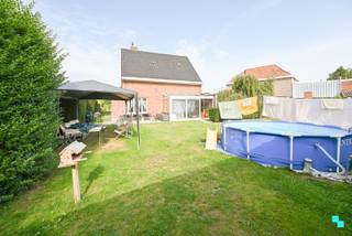 Ontdek deze open bebouwing met vier slaapkamers en een inpandige garage, gelegen op een zuidoost gericht perceel van 715 m², beschikkende over...