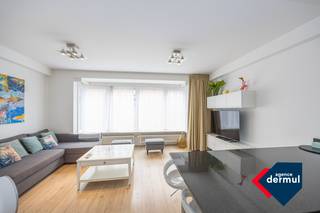 Op de 3° verdieping van residentie Leen Josephine Louise in het bruisende centrum van Oostende vindt u dit instapklare appartement met alles wat u nodig heeft voor comfortabel te wonen of te genieten aan zee. Het appartement beschikt over 2 slaapkamers. Er is een lichtrijke leefruimte en een functionele keuken. Dankzij de centrale ligging bevindt u zich op wandelafstand van winkels, restaurants, openbaar vervoer en uiteraard het strand. Perfect dus als vaste woonst of als tweede verblijf voor wie wil genieten van alles wat Oostende te bieden heeft. Er is een privatieve kelderberging. Mis deze kans niet en ontdek dit aangename appartement zelf!<br /><br /> 
