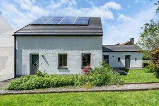 We Invest vous propose cette charmante maison située à Marche-lez-Ecaussinnes, à proximité des axes autoroutiers et des commodités.Le rez-de-chaussée...