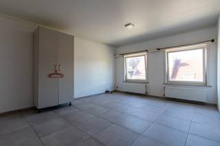 <div><div> <p>Studio nabij het ‘Groen Kwartier’.</p><p>Studio van 35 m² op de 3de verdieping, gelegen nabij het station van Berchem. De studio bestaat uit een leefruimte met open keuken. De keuken is ingericht met een keramische kookplaat, dampkap en ijskast. Verder is er een badkamer met toilet, ligbad en wastafel. Op het gelijkvloers is er een gemeenschappelijke fietsenberging. Algemene onkosten: € 60/maand (voorschot privatief waterverbruik, elektriciteit gemene delen, ...).</p></div> </div>
