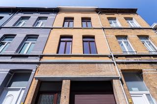 <p><strong>Zeer ruime woning met 4 tot 5 slaapkamers en 3 badkamers in een rustige, doodlopende straat in Antwerpen.</strong><br /><strong>Perfect geschikt voor gezinnen of co-housing dankzij het grote volume en het flexibele gebruik. Gelegen op wandelafstand van scholen, winkels, openbaar vervoer en belangrijke in- en uitvalswegen. Gelegen in een buurt in volle ontwikkeling met leuke horeca, zomerbars (Bar Chapel, Bar Oost), dicht bij groen (Park Spoor Noord, Rivierenhof) en met veel nieuws op komst (Stuivenbergsite, nieuwe metrostations, Ringpark Lobroekdok,..)<br /><br /></strong><strong><u>INDELING:</u></strong></p>
<p><em>Gelijkvloerse verdieping:</em><br />U komt binnen via een ruime gerestaureerde authentieke inkomhal. Op het gelijkvloers bevindt zich de inpandige garage voor een wagen met extra plaats voor fietsen en motorfiets en voorbereiding voor EV-laadpaal. Achter de garage kan u een volledig afgewerkte polyvalente ruimte van 60m² (beroepsruimte, hobbyruimte) met sanitair en wasplaats terugvinden.</p>
<p><em>Eerste verdieping:</em><br />De ruime lichtrijke leefruimte bestaat uit een zitgedeelte van ca. 21m² met open haard en een eetgedeelte van ca. 24m². Ensuite bevindt zich de volledig geinstalleerde keuken van ca. 13m², uitgerust met kookplaat, dampkap, wastafel, koelkast, diepvries en vaatwasser. Vanuit de keuken is er toegang tot het zuidwestgerichte zonneterras van ca. 28m² met handige opbergkast. Verder is er een aparte gastentoilet in de gang.</p>
<p><em>Tweede verdieping:</em><br />Op de tweede verdieping vinden we de prachtige recent vernieuwde masterbedroom ca. 20m² met een ruime dressing en nieuwe luxeuze ensuite badkamer met inloopdouche, jacuzzi en dubbele wastafel en wc. , alsook een 2<sup>de</sup> grote slaapkamer/bureau.<br /><br /><em>Derde verdieping:</em><br />Op de 3<sup>de</sup> verdieping zijn er 2 kleinere slaapkamers en een vernieuwde badkamer, met extra aansluitingen voor wasmachine. Van hier heeft men toegang tot extra zonneterras en groendak.<br />Twee bijkomende slaapkamers van elk ca. 10m², waarvan één met toegang tot het terras van ca. 20m². De derde badkamer van ca. 6m² beschikt over een douchecabine, wastafel en toilet.<br /><br /></p>
<p><strong>BIJZONDERHEDEN:</strong><br />* Zeer ruime en instapklare woning met garage en droge kelder ca. 65m²op uitstekende centrale ligging - Mobiscore 9,6<br />* Tot 5 slaapkamers en 3 badkamers mogelijk.<br />* Recente HR-verwarmingsketel op gas 2025, HR-beglazing <br />* Electriciteit conform, EPC-score C</p>