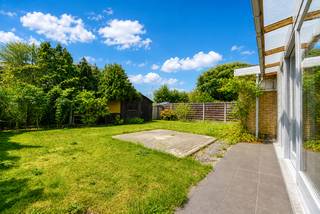 In een aangename en rustige omgeving vindt u deze verzorgde halfopen woning in Eeklo. 
Dankzij zijn ligging geniet u hier elke dag van rust en ruimte.

De woning is steeds goed onderhouden en biedt een praktische indeling die geschikt is voor zowel gezinnen als investeerders. Op het gelijkvloers bevinden zich de leefruimte met houtkachel, de keuken met aansluitend een gezellige veranda voorzien van zonneluifel. Op de verdieping zijn nog drie slaapkamers en de badkamer met ligbad en badkamermeubel aanwezig.

Verder beschikt de woning over een inpandige garage en een lichtrijke veranda die uitkijkt op de zonnige tuin. Hier kunt u aangenaam genieten van het buitenleven.

Bent u op zoek naar een praktische woning met drie slaapkamers en een rustige ligging? Dan is deze eigendom in Eeklo zeker een bezoek waard.

Contacteer ons vandaag nog voor meer informatie of een bezichtiging.
Via 09 336 16 15 of mail naar info@vastgoedunicum.be, wij helpen u graag verder!
