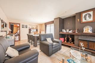 Deze woning is goedgelegen, in de nabijheid van winkels, openbaar vervoer en op fietsafstand van centrum Waregem. Degelijke ruime woonst met tuin...