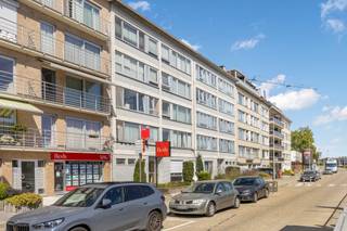 Zeer goed gelegen en volledig gerenoveerd appartement met 2 slaapkamers en terras.Het appartement heeft een inkom, een ruime living op stenen vloer,...