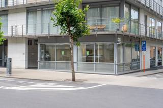 Op een <strong>uitstekende locatie</strong>, vlak bij de <strong>Grote Markt</strong>, bevindt zich deze ruime <strong>kantoorruimte van 160 m²</strong>. Dankzij de <strong>doordachte indeling</strong> is het pand uitermate geschikt voor <strong>diverse professionele activiteiten</strong>.<br />De ruimte omvat een <strong>centrale bureauruimte</strong>, <strong>drie afzonderlijke ruimtes</strong>, een <strong>kitchenette</strong>, een <strong>tussenruimte en sanitair</strong>. <strong>Authentieke moulures</strong> en <strong>elegante dubbele tussendeuren</strong> geven het geheel een <strong>stijlvolle en professionele uitstraling</strong>.<br />Voor een <strong>optimaal werkcomfort</strong> zijn zowel de <strong>centrale kantoorruimte</strong> als de <strong>afzonderlijke burelen</strong> uitgerust met <strong>Daikin plafondunits</strong> die instaan voor <strong>verwarming en koeling</strong>.<br /><br />Een bijkomende troef zijn de <strong>2 ondergrondse autostaanplaatsen</strong>, bereikbaar via een <strong>automatische toegangspoort</strong>.<br />Bent u op zoek naar een <strong>kantoorruimte met karakter</strong>, <strong>comfort</strong> <strong>én</strong> een <strong>centrale ligging</strong>? Dan is dit pand wat je zoekt!<br /><br /><u><strong>Contacteer:</strong></u><br />Matthis op 0477 804 350 - matthis@dekeyser.immo<br />Leopold op 0499 618 354 - leopold@dekeyser.immo