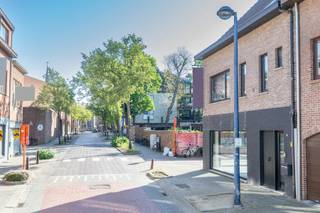 <p>Gelegen in het centrum van Kontich, aan de rand van een ruime openbare parking en op wandelafstand van scholen, winkels en openbaar vervoer, bevindt zich dit veelzijdige handelspand met duplex appartement. Dankzij de vlotte verbinding naar Antwerpen en Brussel is dit een uiterst strategische locatie voor zowel zelfstandigen als investeerders.<br /><br /></p>
<p><strong>GELIJKVLOERS</strong><br />Ruime handelsruimte met berging (150m²) en toilet<br />Garage (15m²)<br />Aparte inkomhal die toegang geeft tot het privatieve woongedeelte<br /><br /><strong>VERDIEPING 1</strong><br />Ruime leefruimte (47m²) met eetplaats, salon en keuken <br />Directe toegang tot zonnig terras<br />Wasplaats en apart toilet<br /><br /><strong>VERDIEPING 2</strong><br />3 slaapkamers op laminaat<br />Badkamer met douche, lavabo met meubel en toilet<br />Bergzolder met extra mogelijkheden<br /><br /></p>
<p><strong>POSITIEVE ASPECTEN</strong><br />Centrale en goed bereikbare ligging<br />Ruime en polyvalente handelsruimte<br />Ideale combinatie van wonen en werken<br />Lichtrijke leefruimte met zonnig terras<br />Drie volwaardige slaapkamers<br />Gunstig EPC – geen renovatieverplichting</p>
