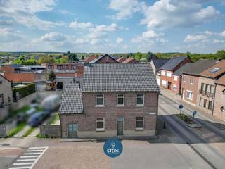 GEZINSWONING MET EEN BEWOONBARE OPP. VAN 206 M² NABIJ CENTRUM LANAKEN ! <br /><br />We vinden deze open bebouwing met een bewoonbare oppervlakte van 206 m² terug op een perceel van 2a 13ca in Lanaken. <br /><br />Voor meer informatie, neem zeker een kijkje op onze website via de volgende link:<br />https://www.sterkvastgoedmakelaars.be/detail/te-koop-woning-lanaken/7619096?dosearch=True&flowstatus=ForSale,ForSaleReserved,ForSaleWithBid,ToCompleteForSale,SoldUnderReserve,Sold&pageindex=1&pagesize=12&searchpage=ForSale&sortdirection=DESC&sortfield=pub_flowstatus&transactiontype=Sale