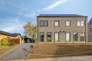 Deze halfopen bebouwing vinden we terug te Linter, rustig gelegen in het groen. De woning wordt volledig instapklaar afgewerkt en beschikt over alle comfort.<br /><br />De inkomhal van de woning biedt toegang tot het apart toilet, alsook tot de zithoek. Deze beschikt over een open keuken met eethoek, en geeft toegang tot de trap naar de eerste verdieping. Ook bevindt zich op de gelijkvloers nog een berging waar de technieken ook terug te vinden zijn.<br /><br />Op de eerste verdieping kan je via de nachthal de 3 slaapkamers, de berging en de badkamer, uitgerust met douche, toilet en lavabo, betreden. De tuin wordt volledig aangelegd en omheind. Daarnaast wordt ook de oprit en het terras aangelegd.<br /><br />Heb jij interesse in een nieuwbouwwoning met EPC label A+ in een rustige omgeving? Aarzel niet om ons te contacteren!<br /><br />Bestuursmaatregelen in het maatregelenregister: nee