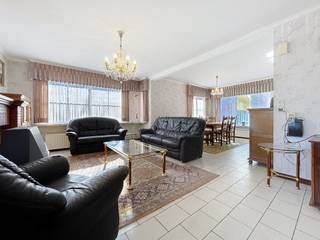 Op zoek naar een ruime, degelijk gebouwde gezinswoning in een rustige buurt vlakbij het centrum van Staden?Met een totale oppervlakte van 521 m²...