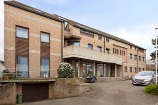 <p>Dit verzorgde en instapklare appartement van 140 m² op de eerste verdieping biedt een mooie balans tussen ruimte, modern comfort en een uitstekende bereikbaarheid. Gelegen in de kleinschalige residentie Meerdaal in Blanden, woont u hier op een boogscheut van Leuven en de natuur van de Zoete Waters.</p><p></p><p>De ruime inkomhal zet meteen de toon met een praktische ingebouwde vestiaire en een gastentoilet. Via een glazen deur wandelt u de royale leefruimte binnen, waar de massieve parketvloer en inbouwspots een verzorgde uitstraling geven. De grote ramen zorgen hier voor een opvallend aangename lichtinval. Aansluitend vindt u de moderne keuken met eiland, vernieuwd in 2012 en voorzien van alle comfort voor de hobbykok.</p><p>Een functionele berging met inbouwkast en aansluiting voor de wasmachine maakt het plaatje compleet.</p><p></p><p>Het appartement telt drie kamers, waarvan twee zijn afgewerkt met massief parket en handige inbouwkasten. De derde kamer is momenteel ingericht als bureau, ideaal voor wie regelmatig van thuis uit werkt.</p><p>De badkamer is modern en ruim opgezet met een douche in het ligbad.</p><p></p><p>Ontspannen kan op het terras van 15 m², dat dankzij de zuidwestelijke oriëntatie ideaal gelegen is voor de middag- en avondzon.<br />In de kelderverdieping, bereikbaar met de lift, beschikt u over een extra berging en een eigen autostaanplaats.</p><p></p><p>De ligging aan de Naamsesteenweg is uiterst praktisch met een bushalte voor de deur en de oprit van de E40 op slechts vijf minuten rijden.</p><p><br />Het beheer van de residentie is in handen van een syndicus, met een maandelijkse bijdrage van 135 euro. Hoewel de elektrische schema's nog ontbreken, is het appartement met een EPC-label C (214 kWh/m²/jaar) energetisch verantwoord en onmiddellijk beschikbaar voor bewoning.</p>