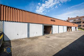 Garagebox gelegen in het centrum van Brugge in een afgesloten garagecomplex. Eveneens kleine vliering aanwezig.Afmetingen 2,52m x 5,00m. Hoogte onder...