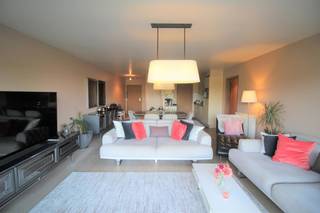 In het centrum van Eke, vlakbij alle winkels en goed bereikbaar, vinden we dit knappe en ruime appartement terug. Dit appartement is gelegen in...