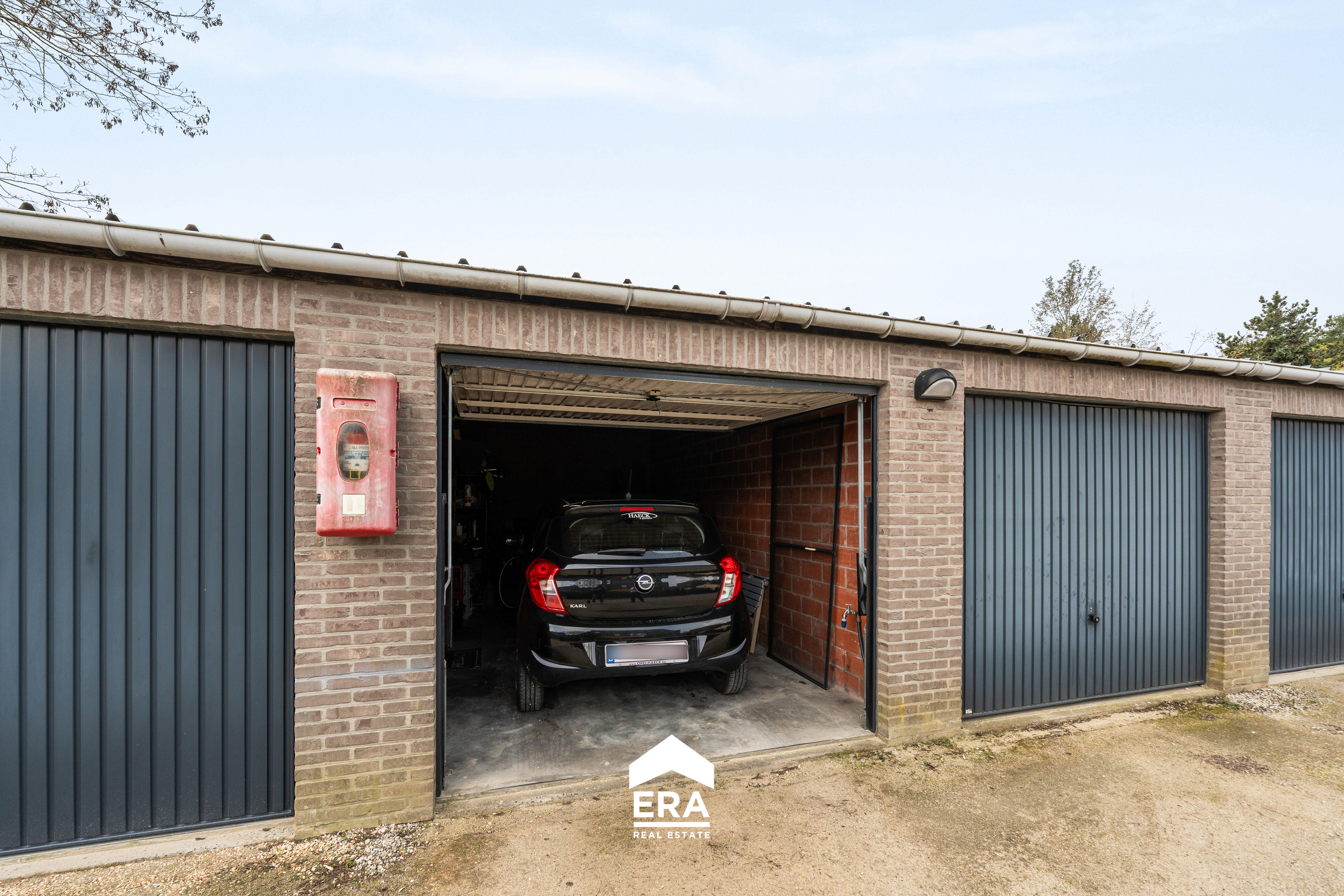 garage in kleinschalig garagecomplex nabij centrum Eeklo. - foto 2