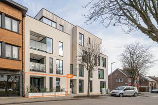 In het hartje van Landen, in onze kleinschalige residentie Gendarmerie, hebben we nog een mooi gelijkvloers appartement te koop! Appartement A001 beschikt over 2 ruime slaapkamers en heeft een aangenaam zuidwestgericht terras. Dit nieuwbouwappartement beschikt over een eigen warmtepomp en PV-panelen om zo uw energiefactuur tot een minimum te beperken. Een groot pluspunt is de centrale ligging in het centrum op wandelafstand van winkels, scholen, horeca, bushaltes, station, oprit E40... Kortom, ideaal als toekomstige woonst of investering (6% BTW mogelijk)! <br /><br />Voor meer informatie ontvangen we u graag ter plaatse of op ons kantoor. Aarzel niet om uw contactgegevens achter te laten of om Elien Mombaerts rechtstreeks te bellen op het nummer 0470/38.21.30.<br /> 