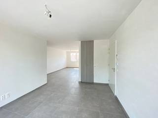 <p><strong>Appartement met 2 slaapkamers te huur in De Panne</strong><br /><br />Op zoek naar een appartement op een rustige locatie? Dit lichtrijke nieuwbouw appartement in De Panne ligt vlak bij het centrum en biedt een ideale combinatie van rust en bereikbaarheid. In de nabije omgeving vindt u lokale winkels en gezellige horecazaken.<br /><br /><strong>Indeling</strong><br /><br />Bij het binnenkomen van het appartement wordt u verwelkomd door de lichtrijke leefruimte. De ruime leefruimte beschikt over een groot terras, toegang tot de open keuken en eetruimte. Daarnaast beschikt het appartement over 2 slaapkamers waarvan 1 slaapkamer toegang heeft tot het terras. Een apart toilet en badkamer met inloopdouche en lavabo in meubel.<br /><br /><strong>Troeven</strong><br /><br />- Nieuwbouw<br />- Rustige ligging nabij het centrum<br />- Zonnescreens <br /><br />Interesse?<strong> </strong>Neem gerust contact met ons op voor meer informatie of een bezichtiging.<br /><strong>Contact: </strong>Soraya: soraya@servimoholidays.be / 058/22.41.70</p>