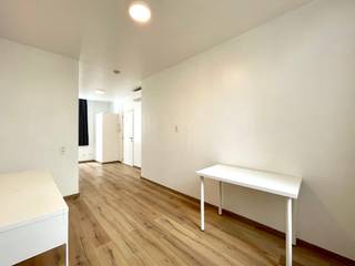 Deze recent gerenoveerde studentenkamers beschikken over een eigen badkamer!Gemeenschappelijk keuken voorzien van koelkast, microgolf, kookplaat,...