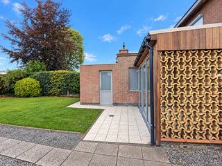 TE KOOP - DESTELBERGEN. Op zoek naar een verzorgde woning in een rustige, groene omgeving én met een vlotte bereikbaarheid? Deze halfopen bebouwing in Destelbergen combineert het allemaal. Een zeer vlotte bereikbaarheid en de nabijgelegen Damvallei nodigt uit tot wandelen en ontspannen.<br /><br />De woning werd recent grotendeels gerenoveerd en biedt een mooie basis om uw persoonlijke toets toe te voegen en er een echte thuis van te maken.<br /><br />Gelegen op een perceel van 363 m² beschikt de woning over een ruime oprit, een vrijstaande garage en een ruime tuinberging. De tuin biedt volop mogelijkheden om te genieten van het buitenleven.<br /><br />Op het gelijkvloers verwelkomt een ruime inkomhal met open trap u in de woning. Verder vindt u hier een apart toilet, een lichtrijke zitkamer met inbouwhaard, een ruime leefruimte met keuken en een praktische wasplaats.<br /><br />Op de verdieping bevinden zich twee slaapkamers en een deels vernieuwde badkamer. De grootste slaapkamer is bijzonder ruim en biedt de mogelijkheid om opgesplitst te worden, zodat een derde slaapkamer kan ontstaan.<br /><br />Ook technisch heeft deze woning heel wat troeven: een nieuw dak, een nieuwe cv-ketel en radiatoren, overal nieuwe zonwering en een conforme elektrische installatie. Het EPC-label C vervolledigt het plaatje.<br /><br />Een fijne gezinswoning met veel licht, ruimte en potentieel, klaar voor uw eigen verhaal. Ontdek het zelf tijdens een bezoek!