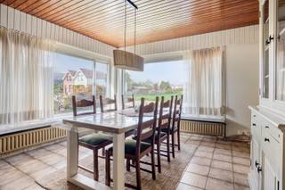 Deze laagbouwwoning bevindt zich in de straat Nieuwebaan, in het centrum van Westerlo-Voortkapel. Dankzij de centrale ligging bevinden verschillende faciliteiten zich binnen handbereik.<br /><br />Indeling:<br />Via de inkomhal met vestiaire bereiken we de leefruimte van deze gezinswoning. Dankzij de vele raampartijen rondom beschikt de woning over een lichtrijke eet- en leefruimte. Aansluitend bevindt zich een goed uitgeruste keuken met toegang tot de tuin. De nachthal brengt ons 3 ruime slaapkamers met mogelijkheden tot het creëren van een bureau of hobbyruimte alsook een badkamer uitgerust met een ligbad, een wastafel en een toilet. <br /><br />Dankzij de praktische gelijkvloerse indeling bevinden alle ruimtes zich op één niveau, wat zorgt voor extra wooncomfort. <br />Daarnaast beschikt de woning over een inpandige garage met elektrische poort en voorzien van een douche alsook van de nodige aansluitingen voor een wasmachine en een droogkast. <br /><br />Een absolute troef van deze woning is het ruime perceel van maar liefst 1.081 m². De zuidoost gerichte tuin biedt tal van mogelijkheden om naar eigen smaak aan te leggen en vormt de ideale plek om te genieten van het groen, de rust en de privacy. Hier kan u heerlijk ontspannen, tuinieren of gezellig samenzijn met familie en vrienden. In de tuin bevindt zich bovendien een externe garage die tevens de mogelijkheid biedt voor het stockeren van allerhande tuinmaterialen, gereedschap en andere benodigdheden.<br /><br />Deze woning biedt een mooie opportuniteit voor wie op zoek is naar een te renoveren gezinswoning met veel potentieel, een ruime tuin en een centrale ligging. Mits de nodige aanpassingen kan u hier een aangename thuis creëren die volledig aansluit bij uw eigen wensen en behoeften.<br /><br />Extra:<br />- Ruim perceel van 1.081 m²<br />- Verschillende ramen voorzien van rolluiken<br />- Renovatieverplichting voor residentiële gebouwen is van toepassing. Meer informatie vindt u via: https://energiesparen.be/renovatieverplichting.<br /><br />Voor meer informatie of een bezoek, neem contact met ons op via info@vastengoed.be of bel naar 014/72 73 74.<br /><br />Wenst u een gratis schatting van uw eigendom? Neem contact met ons op via 014/72 73 74.