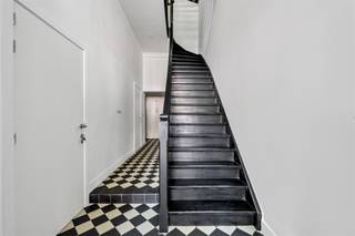 <p><span>Laatste en unieke kans om een volledige woning aan te kopen op het Esplanadeplein, met frontaal zicht op de iconische Sint-Jozefkerk. Het plein zelf wordt binnenkort heringericht in een toekomstgericht stadsproject: het voorste gedeelte wordt een aangename wandelstraat, terwijl het doorgaand verkeer langs de kerk zal plaatsvinden. Zo combineert de woning een rustige, autoluwe omgeving met een centrale ligging in het hart van de stad.</span></p><p><span>De buurt biedt een uitstekende bereikbaarheid en tal van voorzieningen op wandelafstand. Winkels, horecazaken, scholen en openbaar vervoer zijn vlot bereikbaar, waardoor deze woning zowel voor privébewoning als voor commerciële doeleinden ideaal gelegen is. De omgeving ademt een mix van historische charme en hedendaags comfort, met een bijzondere focus op leefkwaliteit en stadsvernieuwing.</span></p><p><span>De woning zelf werd recent volledig geschilderd en straalt karakter uit, met hoge plafonds van minimum 3,30 meter. Eén van de kamers werd reeds aangeboden als Bed & Breakfast en genereerde een bruto maandopbrengst van 2000 euro via Booking.com. Momenteel bestaat de woning uit een handelspand met twee aparte toiletten en de mogelijkheid voor een wachtruimte, waardoor het uitermate geschikt is voor een vrij beroep, praktijk, schoonheidssalon, horecazaak of gelijkaardig gebruik.</span></p><p><span>De woning telt twee slaapkamers, met de optie voor een derde op zolder, twee badkamers en drie toiletten. Buiten biedt een terras van 10 vierkante meter op het gelijkvloers comfort en ontspanning, met bovendien de mogelijkheid om een zwevend terras op de eerste verdieping te creëren en een dakterras van 15 vierkante meter boven de keuken.</span></p><p><span>Deze woning combineert een uitzonderlijke locatie, commerciële mogelijkheden en wooncomfort, waardoor het een zeldzame kans is voor wie centraal wil wonen of investeren. </span></p><p><span> </span></p><p><span>Voor meer informatie en/of een bezoek, contacteert u Didier van Immo Zone op het nummer 0476/ 73. 17. 99.</span></p><p><span> </span></p>