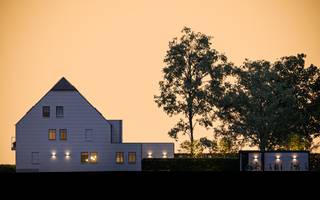 <p>Ontdek dit stijlvolle en kleinschalige nieuwbouwproject in de Dorpsstraat in Machelen, waar comfortabel en energiezuinig wonen centraal staat. </p><p>Dankzij de uitstekende ligging geniet u hier van het beste van twee werelden: wonen in een aangename dorpsomgeving met alle dagelijkse voorzieningen in de nabije omgeving.</p><p> </p><p>Het project omvat slechts 6 kwalitatieve nieuwbouwappartementen (wees er dus snel bij), wat zorgt voor een aangenaam en kleinschalig karakter.</p><p>Start der werken voorzien begin ‘2027 en oplevering zomer ‘2028.</p><p> </p><p>De verschillende types appartementen bieden voor elk wat wils. </p><p>Op het gelijkvloers bevinden zich drie appartementen, waaronder een appartement met één slaapkamer en twee appartementen met twee slaapkamers. </p><p>Alle gelijkvloerse appartementen genieten bovendien van een aangename private tuin.</p><p> </p><p>Op de eerste verdieping bevinden zich twee comfortabele appartementen met 2 slaapkamers en terras.</p><p>Als absolute blikvanger beschikt het project daarnaast over een ruim dakappartement met 3 slaapkamers.</p><p>De appartementen worden ontworpen met aandacht voor hedendaags wooncomfort, een praktische indeling en energiezuinig wonen. </p><p>Zo beschikt elk appartement over elk min. 5 zonnepanelen. </p><p>Hierdoor vormt dit project zowel een interessante keuze voor eigen bewoning als voor wie op zoek is naar een vastgoedvastgoed met toekomstpotentieel (6% BTW mogelijk!).</p><p> </p><p>Ook op vlak van parkeren biedt het project extra mogelijkheden. </p><p>Bij de aankoop van een appartement kan optioneel een autostaanplaats worden aangekocht voor € 8.500 en/of een garage voor € 27.500, zodat u steeds over een comfortabele parkeeroplossing beschikt.</p><p> </p><p>Verschillende winkels, voorzieningen en het dorpsleven bevinden zich binnen handbereik. </p><p>Tegelijkertijd geniet u van een vlotte verbinding naar o.a. Deinze.</p><p> </p><p>Bent u op zoek naar een energiezuinig nieuwbouwappartement met tuin of terras op een uitstekende ligging in het pittoreske Machelen aan de Leie? </p><p>Contacteer ons voor meer informatie.</p>
