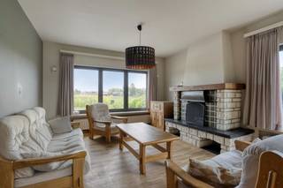 Ideaal gelegen woning nabij centrum Lennik op een perceel van 6 are + achterliggend perceel geschikt als boomgaard van 12 are 21 ca. <br /><br />Ruime bewoonbare oppervlakte van 150m². De woning is op te frissen. <br /><br />Indeling: inkomhal met toilet, woonkamer met eetkamer, gesloten keuken, veranda en toegang tot terras.<br />Op de verdieping: nachthal, 3 ruime slaapkamers en een badkamer met vernieuwde inloopdouche.<br />De zolder is toegankelijk met een uitschuifbare trap.<br />De woning is volledig onderkelderd en bestaat uit garage met automatische poort en verschillende opbergruimtes.<br /><br />Troeven: centrale ligging op fietsafstand van winkels en horeca van Lennik. Ruime oppervlakte zowel binnen als buitenshuis. <br />EPC: label D<br /><br />Bij interesse: gelieve contact op te nemen met stephanie@woonkantoor.be of 0477.81.67.75