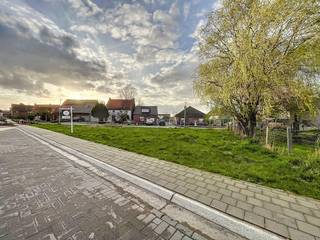 <strong>TROEVEN</strong><br /><br />- Ontdek de Vlaamse Ardennen met al zijn faciliteiten en recreatiemogelijkheden<br />- Gunstige ligging nabij centrum Oudenaarde<br />- Geschikt voor Open Bebouwing<br /><br /><strong>LIGGING</strong><br /><br />Deze bouwgrond is ideaal voor de bouw van een open bebouwing en is gelegen in de schitterende Vlaamse Ardennen.<br /><br />Door de gunstige ligging zijn scholen, restaurants, winkels en het natuurreservaat De Reytmeersen vlakbij!<br />Hierdoor kan u genieten van diverse wandel- en fietsroutes in deze prachtige omgeving, alsook zijn er recreatiemogelijkheden in de buurt. <br />Deze bouwgrond is perfect voor wie op zoek is naar een harmonieuze mix van rust, natuur en nabijheid van voorzieningen.<br /><br />De locatie staat garant voor een vlotte verbinding met zowel openbaar vervoer als met de wagen, waardoor steden zoals Oudenaarde en Gent slechts op een steenworp van u verwijderd zijn. Deze landelijk gelegen locatie biedt een rustige omgeving en u bevindt zich aan de rand van de historische stadskern van Oudenaarde. <br /><br /><strong>BESCHRIJVING</strong><br /><br />De bouwgrond is geschikt voor een open bebouwing.<br /><br />Verder kent de grond een oppervlakte van ongeveer 400 vierkante meter. <br />De breedte aan de straatzijde van het perceel is ongeveer 18,90 m en de diepte van het perceel is ongeveer 14,50 m. <br /><br />Kortom, heeft u altijd al gedroomd om uw eigen droomwoning te bouwen in de prachtige Vlaamse Ardennen, grijp dan nu deze unieke kans!<br /><br />Voor meer info en/of een bezoek contacteer Kevin: <strong>0476 66 55 50</strong>.<br /><br />(Sted. inl. in aanvraag, maten en opp. zijn geraamd)