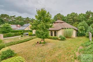Welkom op de Herebaan-West 50 in Houthalen-Helchteren, waar deze charmante en instapklare Spaanse villa wacht op haar nieuwe eigenaar. Gelegen op...