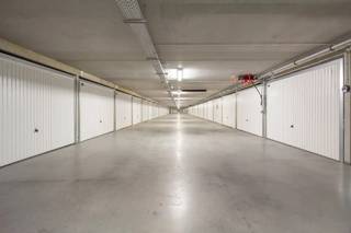 Goed gelegen en gemakkelijk in te rijden garagebox te koop in het ondergrondse garagecomplex Promenade, Parking 3 op niveau -1. Afmetingen: 3 m x 6...