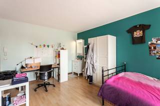 Cette chambre étudiante spacieuse et meublée se caractérise par son emplacement extrêmement central. La Grand-Place de Louvain, des magasins, des restaurants, des arrêts de bus, etc., sont accessibles en une minute à pied.Cette pièce baignée de lumière est située à l'avant du bâtiment, au deuxième étage. La salle est durablement fini et a son propre lavabo. Le mobilier comprend: un bureau avec une chaise de bureau, un lit sans matelas et une armoire. Le prix de cette chambre est de 475 €, ce qui comprend le loyer du mobilier, l'eau et l'électricité, le nettoyage des parties communes, le chauffage, Internet, la contribution à l'assurance incendie avec une assurance responsabilité locataire et recours, une taxe sur les séjours secondaires. et taxe d’étudiant. Cette salle est réservée aux étudiants! Demander des informations sans engagement via: +32 16 22 82 22