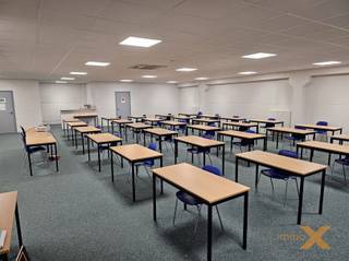 Dit bedrijfsgebouw is gelegen op een toplocatie aan de rand van Gent, nabij oprit R4 en heeft schitterende verbinding naar snelwegen en stadscentrum. MEUBILAIR NIET INBEGREPEN. Kantoorruimte omvat: grote open ruimte, ingerichte keukenruimte (spoeltafel, vaatwas, koelkast met diepvriesvak), technische ruimte/berging, sanitaire ruimte met lavabo en 2 toiletten. Verwarming op aardgas, Airco-verwarmingsinstallatie, Alu ramen met dubbele beglazing, Alarminstallatie, Gepolijste betonvloer met tapijt, Brandbeveiliging, enz. !!! huurprijs is excl. verbruikskosten water-gas-elektr-telefonie-internet enz ... € 60 /maand provisie gemeenschappelijke kosten voor onderhoud van traphal, lift e.d. ABSOLUTE TOPPER !!! BEZOEK MOGELIJK, STEEDS NA AFSPRAAK MET IMMO-X.