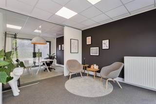 <strong>Handelspand te huur in het centrum van Tessenderlo</strong><br /><br />Op een strategische ligging in het centrum van Tessenderlo, vinden we dit handelspand aan de Molenstraat – vlakbij de kruising met de Diesterstraat. Dankzij de uitstekende zichtbaarheid en passage is dit een ideale locatie voor kantoren, diensten of detailhandel. Alle voorzieningen zoals winkels, horeca, scholen en openbaar vervoer bevinden zich op wandelafstand.<br /><br />De handelsruimte heeft een totale oppervlakte van 65m² en werd voorheen gebruikt als kantoor. Het pand is voorzien van een kitchenette en een toilet. De indeling laat toe om flexibel in te spelen op diverse commerciële invullingen.<br /><br />Voor cliënteel is er voldoende parkeergelegenheid vlak voor de deur.<br /><br />Er wordt centrale verwarming voorzien via airconditioning.<br /><br />De huurprijs bedraagt 600,00 euro per maand en het pand is beschikbaar vanaf half augustus 2026.<br /><br />Spreekt dit handelspand jullie aan? Contacteer ons gerust voor meer informatie of een bezoek ter plaatse. Wij helpen jullie graag verder!