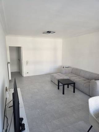 <h3><span>Gerenoveerd appartement van 80 m² met zuidgericht terras in Wilrijk</span></h3><p><span>Volledig gerenoveerd en instapklaar appartement van </span><span>80 m²</span><span>, gelegen aan de </span><span>Kleinesteenweg 30 in Wilrijk</span><span>.</span></p><p><span>Het appartement heeft een aangename en ruime leefruimte met veel lichtinval. De keuken is volledig uitgerust met een oven met microgolf- en heteluchtfunctie, een inductiekookplaat, vaatwasser en een Amerikaanse koelkast.</span></p><p><span>Via de grote slaapkamer heb je rechtstreeks toegang tot het </span><span>zuidgerichte terras</span><span>. De slaapkamer zelf biedt voldoende ruimte voor een groot bed en kasten.</span></p><p><span>De badkamer is voorzien van een </span><span>inloopdouche</span><span> en er zijn aansluitingen aanwezig voor zowel een wasmachine als een droogkast. Het toilet is apart en beschikt over ventilatie.</span></p><p><span>Daarnaast is er een </span><span>grote berging</span><span>, wat handig is voor extra opslagruimte.</span></p><p><span>Het appartement werd volledig gerenoveerd en is daardoor meteen instapklaar. Met het </span><span>EPC-label B</span><span>, de vele lichtinval, het zuidgerichte terras en de praktische indeling is dit een appartement waar je zonder werken meteen kunt intrekken.</span></p><p><span>Interesse? Neem gerust contact op voor meer informatie of om een bezoek in te plannen.</span></p>