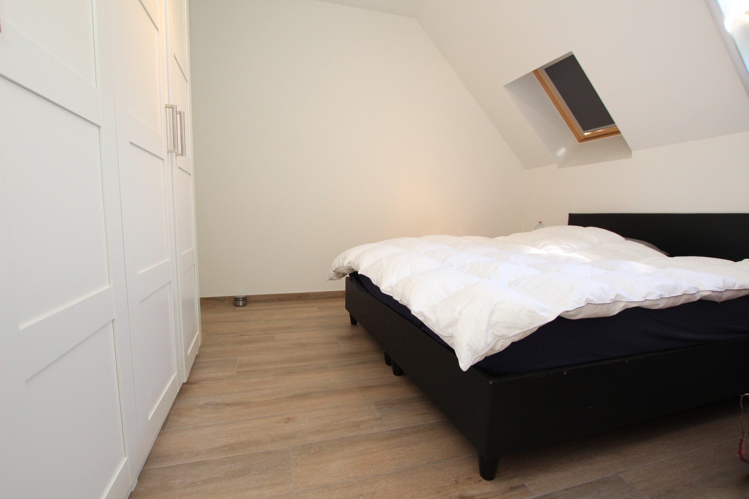 Recent appartement met lift en ruim terras op de tweede verdieping op centrale locatie in Wijnegem! - foto 4