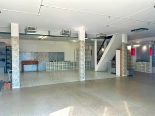 <p><strong>Praktisch en veelzijdig magazijn te huur op een uitstekend bereikbare locatie</strong></p>
<p>Op een makkelijk te bereiken hoekperceel bevindt zich deze functionele en goed onderhouden magazijnruimte. Het magazijn ligt op een volledig afgesloten terrein en is bovendien verwarmd, wat het hele jaar door een comfortabele en veilige opslagomgeving garandeert. Dankzij de naastgelegen woonst is er permanent toezicht, een mooie meerwaarde voor iedereen die waardevolle goederen wil stockeren.</p>
<p>De gelijkvloerse ruimte van <strong>ca. 140 m²</strong> is langs twee zijden toegankelijk, wat laden en lossen bijzonder efficiënt maakt. Het betreft een ruime, open verdieping waar momenteel nog winkelstellingen aanwezig zijn. Daarnaast is er op deze verdieping <strong>een toilet</strong> voorzien, wat de dagelijkse werking extra praktisch maakt.</p>
<p>Via een vaste trap bereikt u de bovenverdieping van <strong>ongeveer 120 m²</strong>, die ook langs de zijgevel toegankelijk is. Deze extra verdieping biedt tal van mogelijkheden, van bijkomende opslag tot een praktische werk- of stockageruimte.</p>
<p>Bent u op zoek naar een veilige, goed gelegen en instapklare magazijnruimte met tal van troeven? Dan is dit de ideale plek voor uw onderneming of opslagbehoeften.</p>