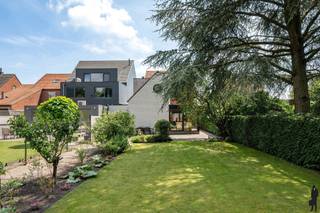 <p><strong>Ruime gezinswoning met 4 slaapkamers, veranda en zonnige tuin nabij scholen, winkels en station te Kalmthout<br /><br /></strong>Deze <strong>verzorgde gezinswoning </strong> combineert <strong>ruimte, comfort en functionaliteit</strong> op een uitstekende locatie te Kalmthout. Doorheen de jaren werd de woning zorgvuldig onderhouden en uitgebreid, wat resulteert in een aangename gezinswoning met <strong>ruime leefvertrekken</strong>, <strong>vier volwaardige slaapkamers</strong>, <strong>twee badkamers</strong>, een lichtrijke veranda en een prachtige tuin. Dankzij de nabijheid van winkels, scholen, openbaar vervoer en het station geniet u hier van een ideale combinatie tussen <strong>rustig wonen en vlotte bereikbaarheid</strong>.</p>
<p><strong>Gelijkvloerse verdieping<br /></strong>- Via de verzorgde inkomhal met stijlvolle glazen voordeur betreedt u deze aangename woning.<br /><strong>- Ruime eetkamer</strong> centraal in de woning, ideaal voor gezellige familiemomenten<br /><strong>- Sfeervolle leefruimte</strong> met gezellige houtkachel en grote raampartijen die zorgen voor een aangename lichtinval<br /><strong>- Lichtrijke veranda</strong> met grote schuiframen en prachtig zicht op de tuin, een heerlijke extra leefruimte om het hele jaar door van te genieten<br /><strong>- Volledig ingerichte keuken</strong> met veel kastruimte en werkblad, voorzien van oven, microgolfoven, vaatwasser, gasfornuis en dampkap<br />- Extra raam tussen keuken en veranda voor een open gevoel en bijkomende lichtinval<br /><strong>- Bureauruimte</strong> ideaal voor thuiswerk, hobbyruimte of speelkamer<br /><strong>- Praktische berging</strong> met lichtkoepel, aansluitingen voor wasmachine en droogkast en rechtstreekse toegang tot het terras<br /><strong>- Badkamer</strong> uitgerust met ligbad, douchecabine en dubbel lavabomeubel</p>
<p><strong>Eerste verdieping</strong><br /><strong>- Vier volwaardige slaapkamers</strong>, elk met een aangename lichtinval en voldoende ruimte voor een gezin<br /><strong>- Tweede badkamer</strong> voorzien van douche, lavabo en toilet<br />- Praktische indeling met tal van mogelijkheden voor gezinnen of thuiswerkers</p>
<p><strong>Zolderverdieping<br /></strong>- Via een vlizotrap bereikt u de ruime zolder.<br /><strong>- Volledig geïsoleerde zolderruimte:</strong> Ideaal als extra bergruimte en met mogelijkheid tot het creëren van bijkomende slaapkamers</p>
<p><strong>Tuin en buitenruimte</strong><br /><strong>- Verzorgde en groene tuin</strong> met veel privacy<br /><strong>- Ruim terras</strong> aansluitend aan de veranda<br /><strong>- Groot tuinhuis met elektriciteit<br /></strong>- Praktische <strong>overdekte houtopslag<br /></strong>- Zij-ingang langs de woning<br /><strong>- Ruime oprit</strong></p>
<p><strong>Bijzonderheden<br /></strong><strong>- 4 volwaardige slaapkamers<br /></strong><strong>- 2 badkamers<br /></strong><strong>- Ruime veranda</strong> met zicht op de tuin<br />- Mogelijkheid tot uitbreiding op zolder<br /><strong>- 12 zonnepanelen<br /></strong>- Regenwaterrecuperatie aanwezig<br />- Overal <strong>dubbele beglazing<br /></strong>- Rolluiken en vliegenramen aanwezig<br />- Verwarming op gas<br />- Droge kelder<br />- Groot tuinhuis met elektriciteit<br />- Centrale en gegeerde ligging</p>
<p><strong>Ligging</strong></p>
<p>Deze woning bevindt zich op een <strong>gunstige locatie te Kalmthout</strong>, op korte afstand van winkels, scholen, openbaar vervoer en het station. Dankzij de combinatie van een rustige woonomgeving en een uitstekende bereikbaarheid geniet u hier van het beste van beide werelden.<br />Een <strong>ruime en instapklare gezinswoning</strong> met tal van mogelijkheden, een aangename tuin en verrassend veel leefruimte. De ideale woning voor wie op zoek is naar <strong>comfortabel wonen</strong>, voldoende ruimte voor het hele gezin en een centrale ligging in Kalmthout.</p>
<p></p>
