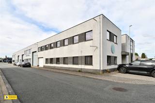 <p><span>Ontdek deze veelzijdige eigendom in Zandhoven, ideaal voor commerciële doeleinden of als ruime werkruimte. Met een gebruiksoppervlakte van 388 m² biedt dit pand voldoende ruimte voor diverse toepassingen. Ondanks de compacte grondoppervlakte van 197 m², benut het ontwerp elke vierkante meter optimaal zonder verlies van functionaliteit.</span></p><p><span> </span></p><p><span>De strakke, moderne uitstraling van de voorgevel is uitnodigend en biedt een professionele indruk. Binnen verwelkomen een heldere en luchtige hal bezoekers, compleet met een stijlvolle trap en tegelvloeren die zowel duurzaamheid als esthetiek bieden.</span></p><p><span> </span></p><p><span>De talrijke kantoorruimtes zijn voorzien van grote ramen die volop natuurlijk licht binnenlaten, wat enerzijds bijdraagt aan een aangename werkomgeving en anderzijds de energiekosten kan helpen verlagen. De eigendom beschikt ook over een functionele kitchenette, ideaal voor een snelle lunchpauze of koffiebreak.</span></p><p><span> </span></p><p><span>Flexibele indelingen en gepaste infrastructuur maken deze ruimte ideaal voor bedrijven die behoefte hebben aan een creatieve opzet en aanpasbare kantooromgevingen. Dankzij de aanwezige opslagruimtes kunnen opbergproblemen eenvoudig worden opgelost.</span></p><p><span> </span></p><p><span>Bovendien is het pand voorzien van glasvezel voor een optimale verbinding.</span></p><p><span> </span></p><p><span>Gelegen in een goed bereikbare regio, sluit deze eigendom naadloos aan bij de behoeften van ondernemers die op zoek zijn naar een centraal knooppunt voor hun bedrijfsactiviteiten. Mis deze kans niet om uw onderneming in een inspirerende en praktische ruimte te vestigen.</span></p><p><span> </span></p><p><span>Pand kan ten vroegste beschreven worden op 1 oktober, wel kan het pand al vroeger betreden/benut worden.</span></p>